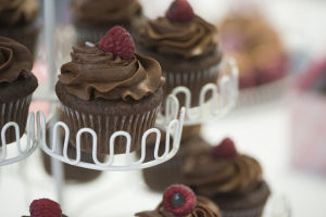 Reporter takes a turn as cupcake contest judge 