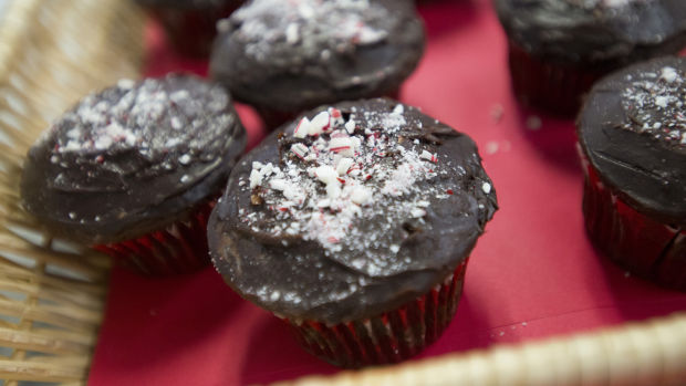 Reporter takes a turn as cupcake contest judge 
