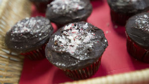 Reporter takes a turn as cupcake contest judge 