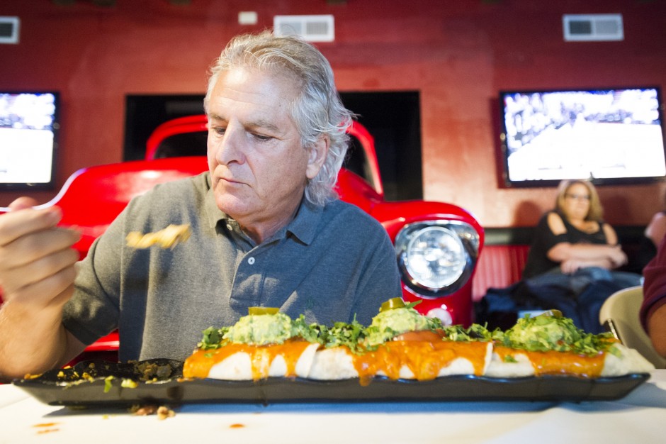 Lodi leaders try — and fail — to eat 6 pounds of beef and beans at sports grill’s opening
