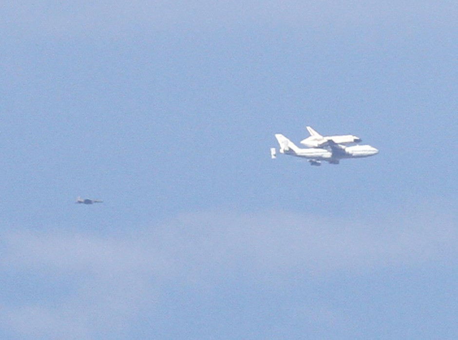Space shuttle Endeavour goes on aerial tour