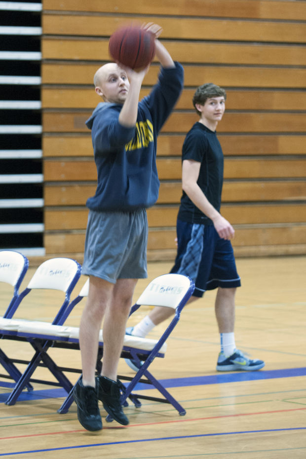 News-Sentinel reporter holds his own against top high school basketball players 