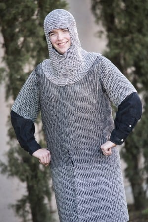 Lodi’s Stephanie Hollingsworth makes suit of chainmail from electric fencing wire