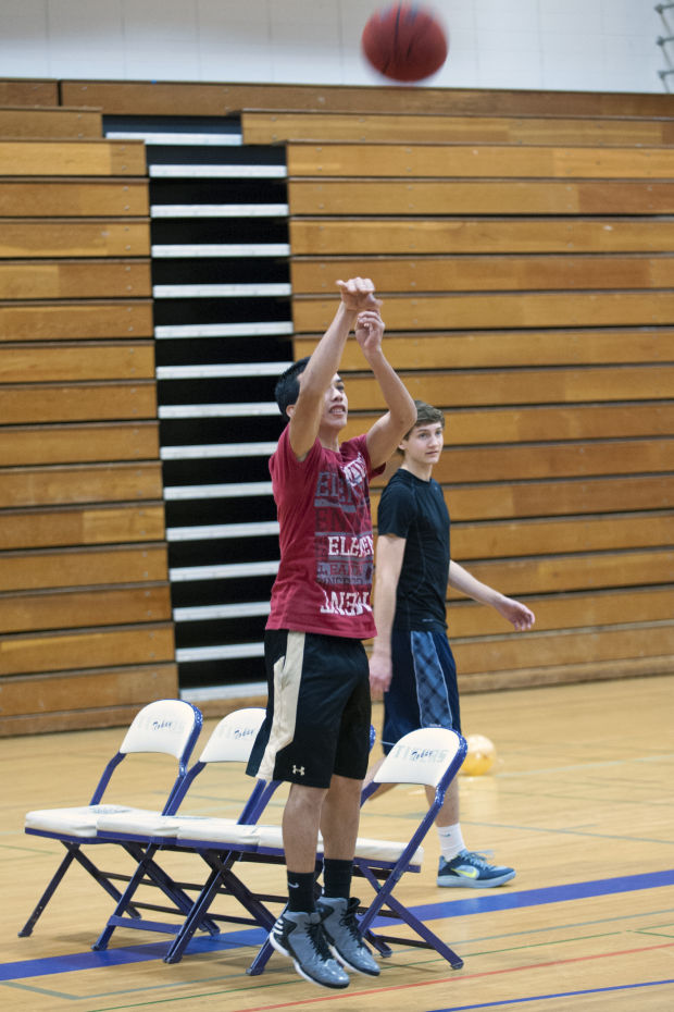 News-Sentinel reporter holds his own against top high school basketball players 