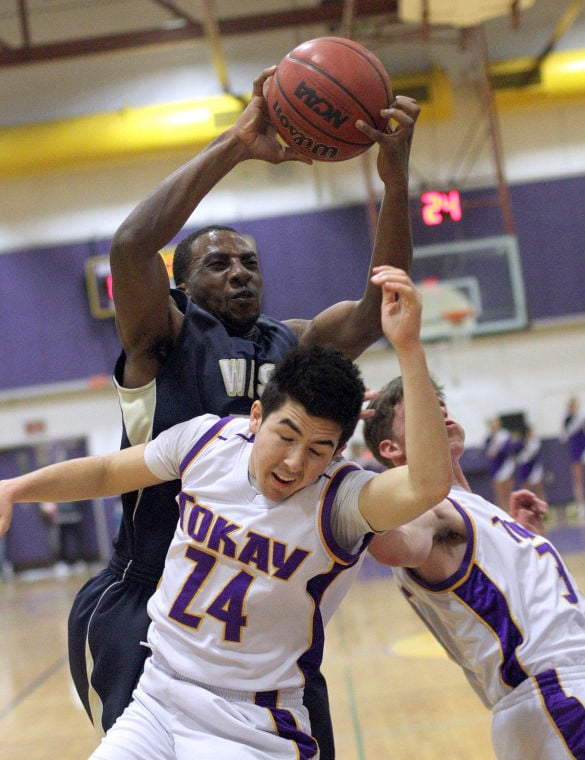 Boys basketball: Another close defeat drops Tigers to 0-2 
