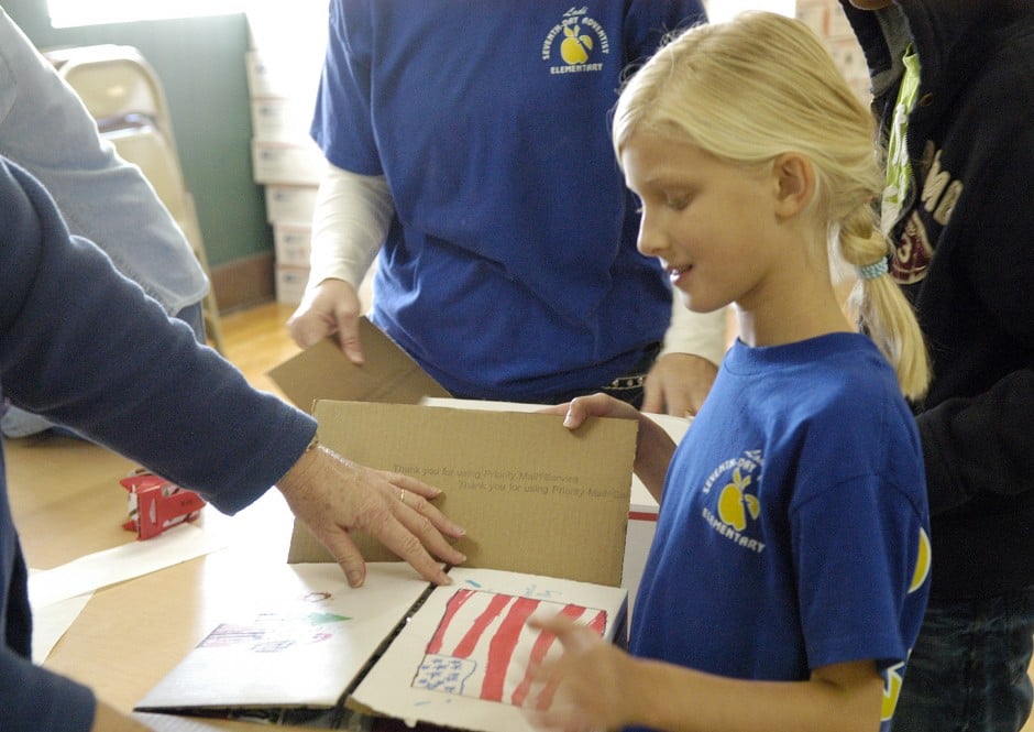 Lodi students send thank-you messages and treats to troops stationed overseas
