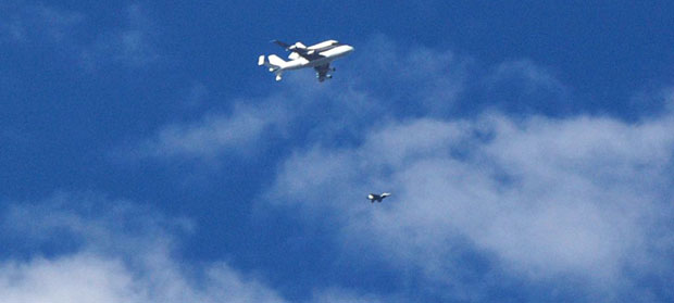 Space shuttle Endeavour goes on aerial tour