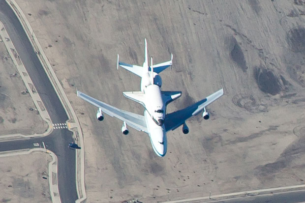 Space shuttle Endeavour goes on aerial tour