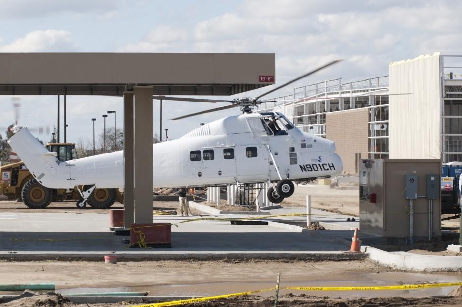 Helicopter places airconditioning units on roof of Costco Lodinews
