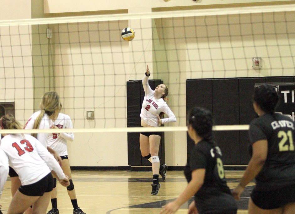 Kirstin Kielhold serves up 24 straight points as Flames ace Titans 