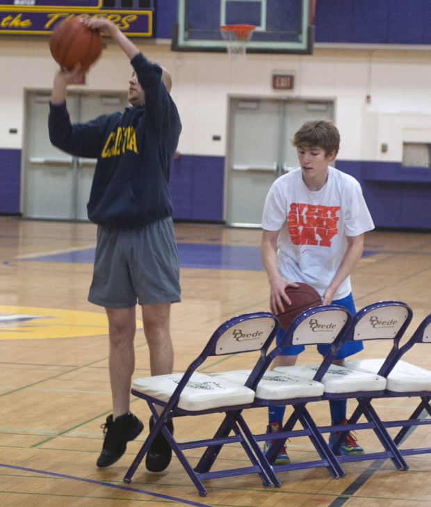 News-Sentinel reporter holds his own against top high school basketball players 