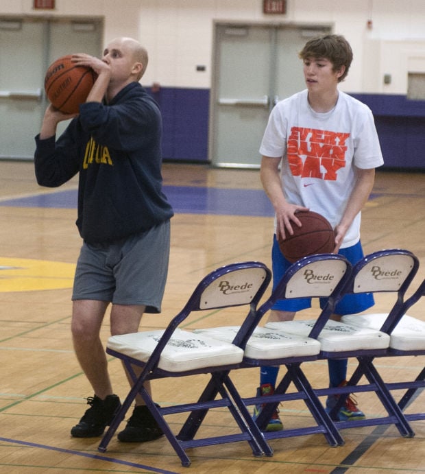 News-Sentinel reporter holds his own against top high school basketball players 