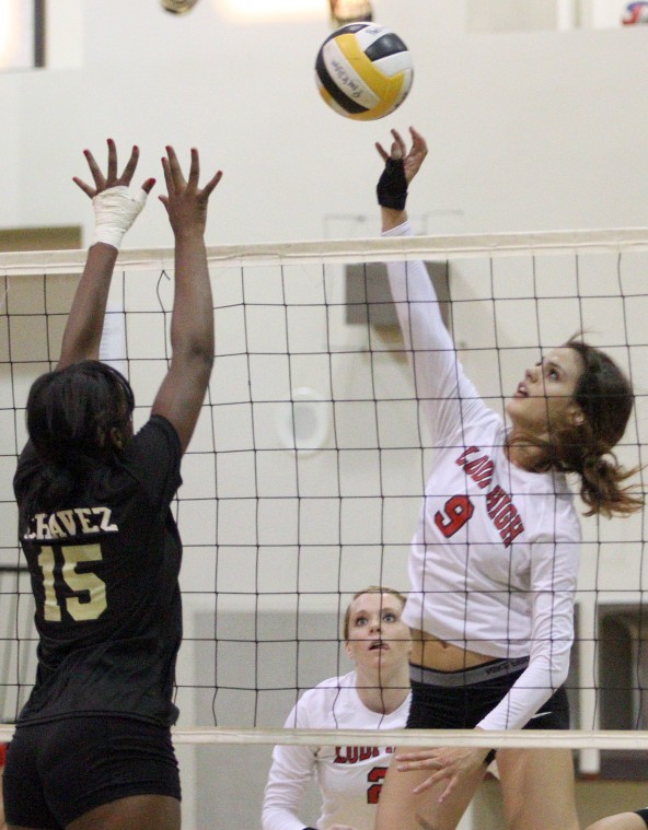Kirstin Kielhold serves up 24 straight points as Flames ace Titans 