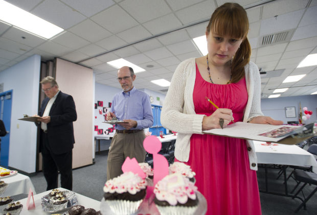 Reporter takes a turn as cupcake contest judge