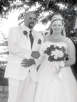 Moore, White wed in October 