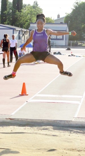 Jannell Hadnot, pole vaulters take flight in divisional finals