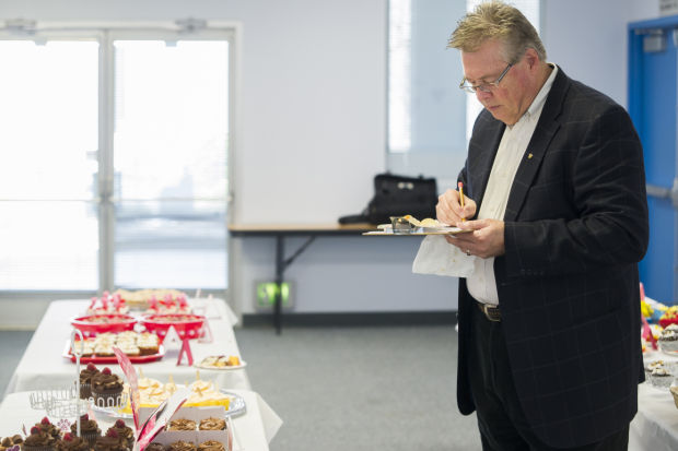 Reporter takes a turn as cupcake contest judge 