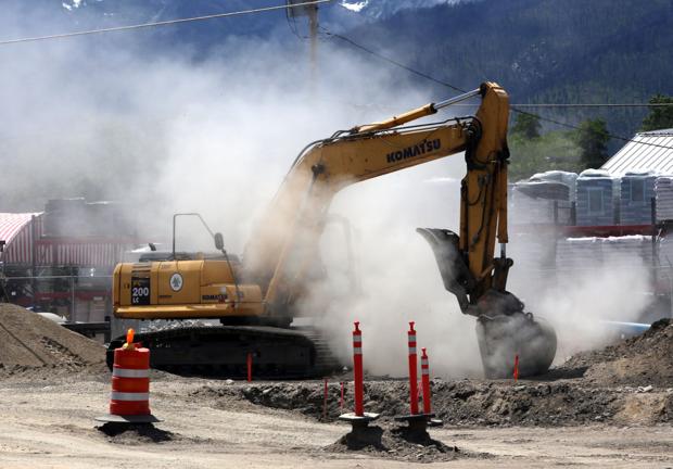 Road crew breaks gas mainline near downtown Hamilton