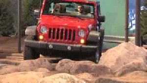 VIDEO: Automakers entice customers at auto show