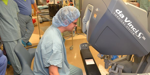 Student Robotics Team Gets to Test Drive da Vinci Robot