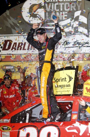 Kenseth passes Busch for 1st Darlington victory