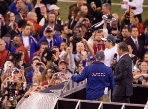 Poised Giants hang on to nip Patriots, 21-17