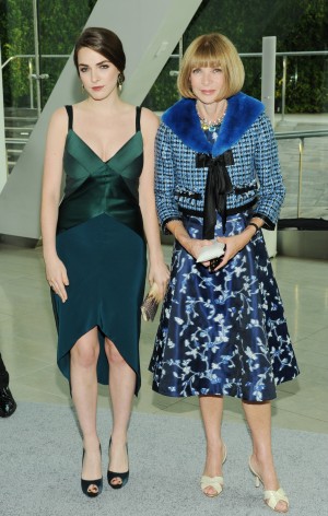 Fashion world applauds de la Renta and Clinton