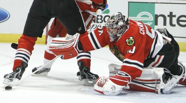 Crawford helps Hawks top Red Wings