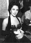 Look of old Hollywood glamour is a modern favorite