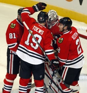 Blackhawks beat Kings, get point in 15th straight 