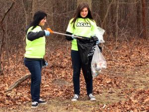 It's time to tidy upVolunteers pitch in to pick up trash at popular events