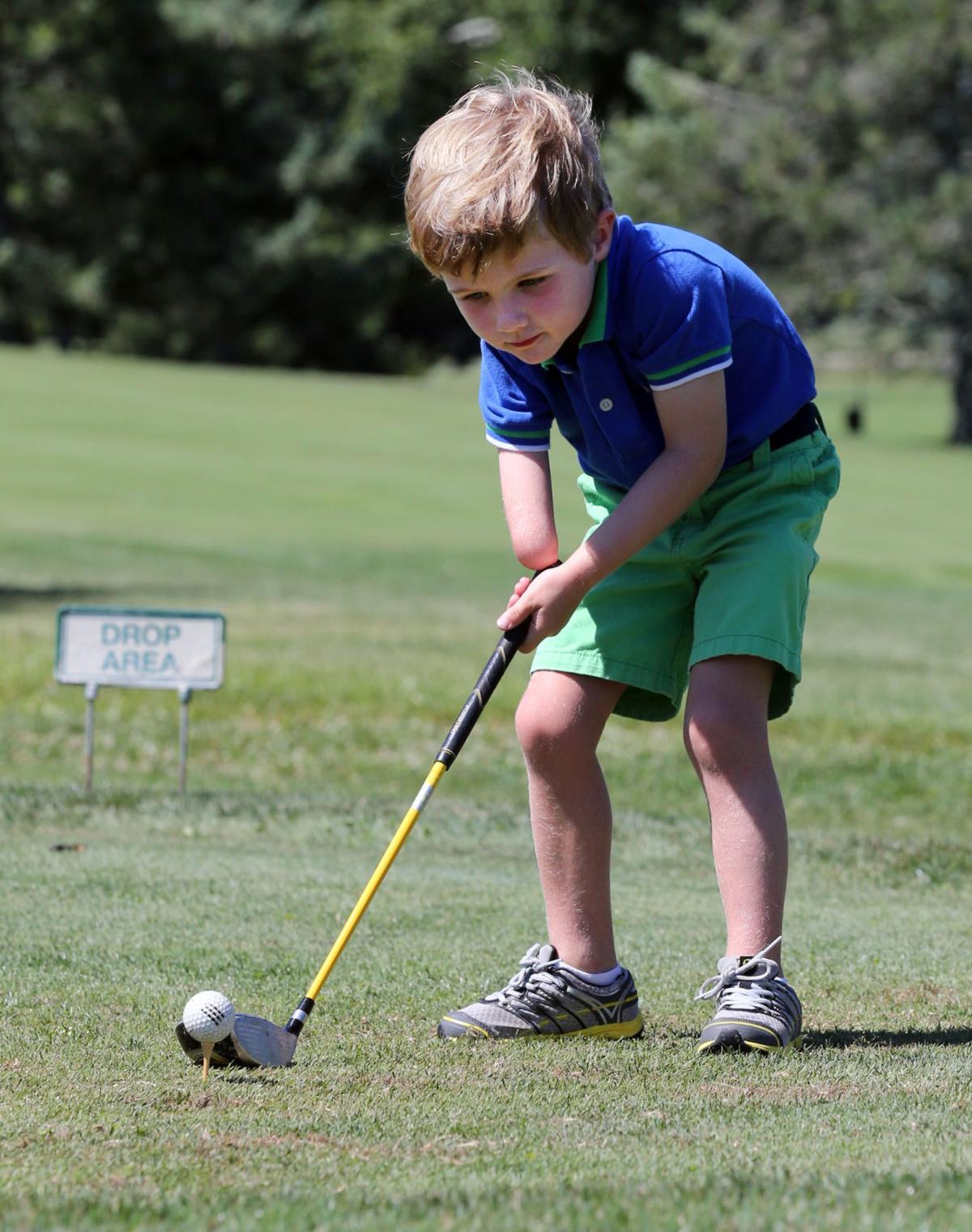 3yearold golfer amazes with onearm swing Sports