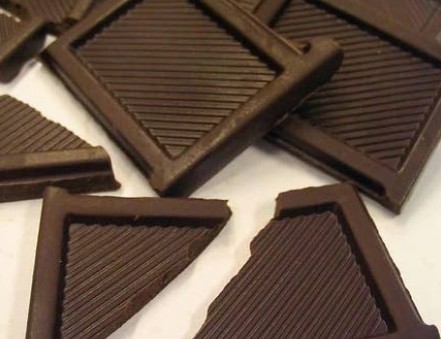 Health briefs: Importance of moisturizing and protecting arteries with dark chocolate
