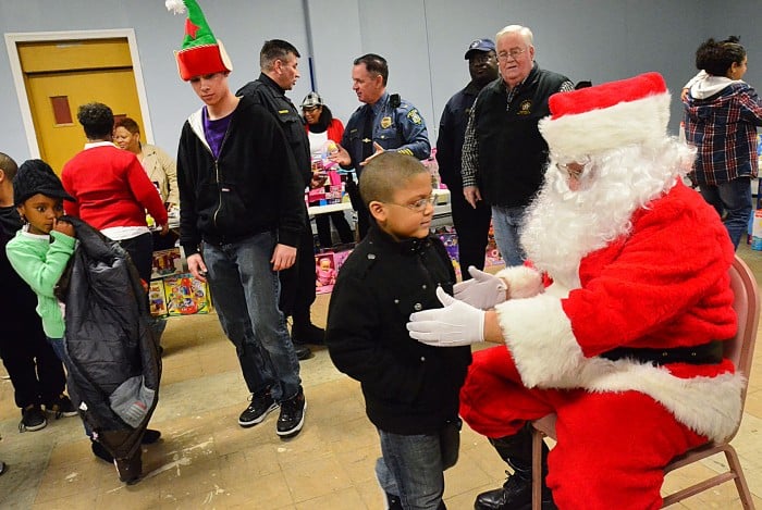 chicago cops bring gifts