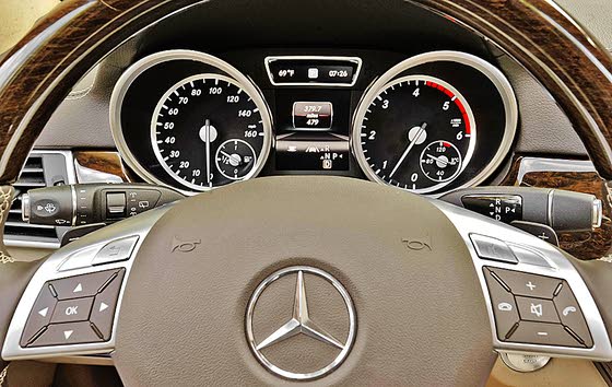 Full-size Benz GL-Class Likes Luxury, Getting Dirty