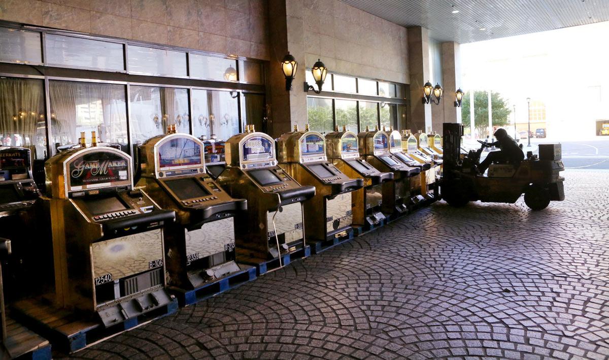 Trump Plaza Casino Signs Come Down | News Galleries | pressofatlanticcity.com