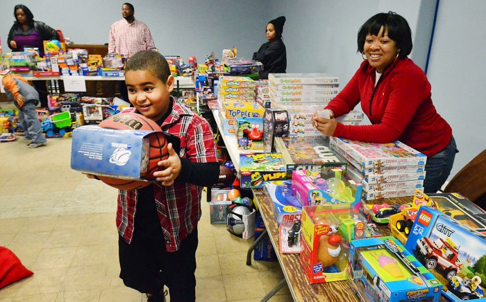 chicago cops bring gifts