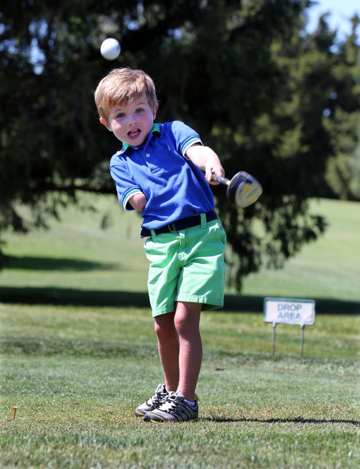 3yearold golfer amazes with onearm swing Sports