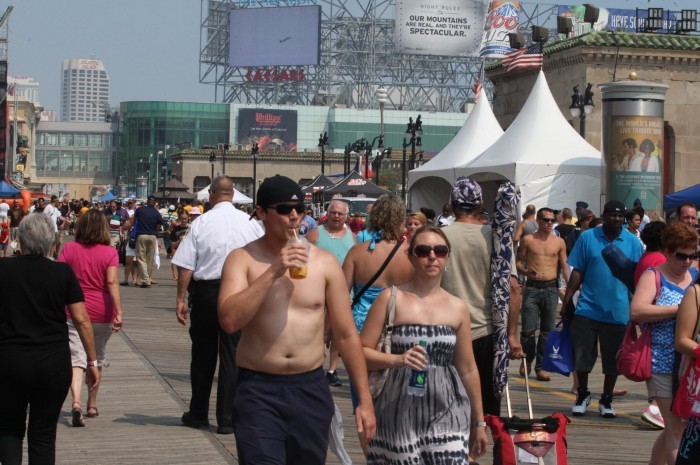 AIRSHOW CROWD