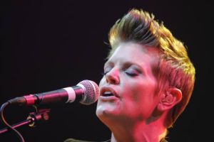 Dixie Chicks' Maines moving  in new direction as solo artist