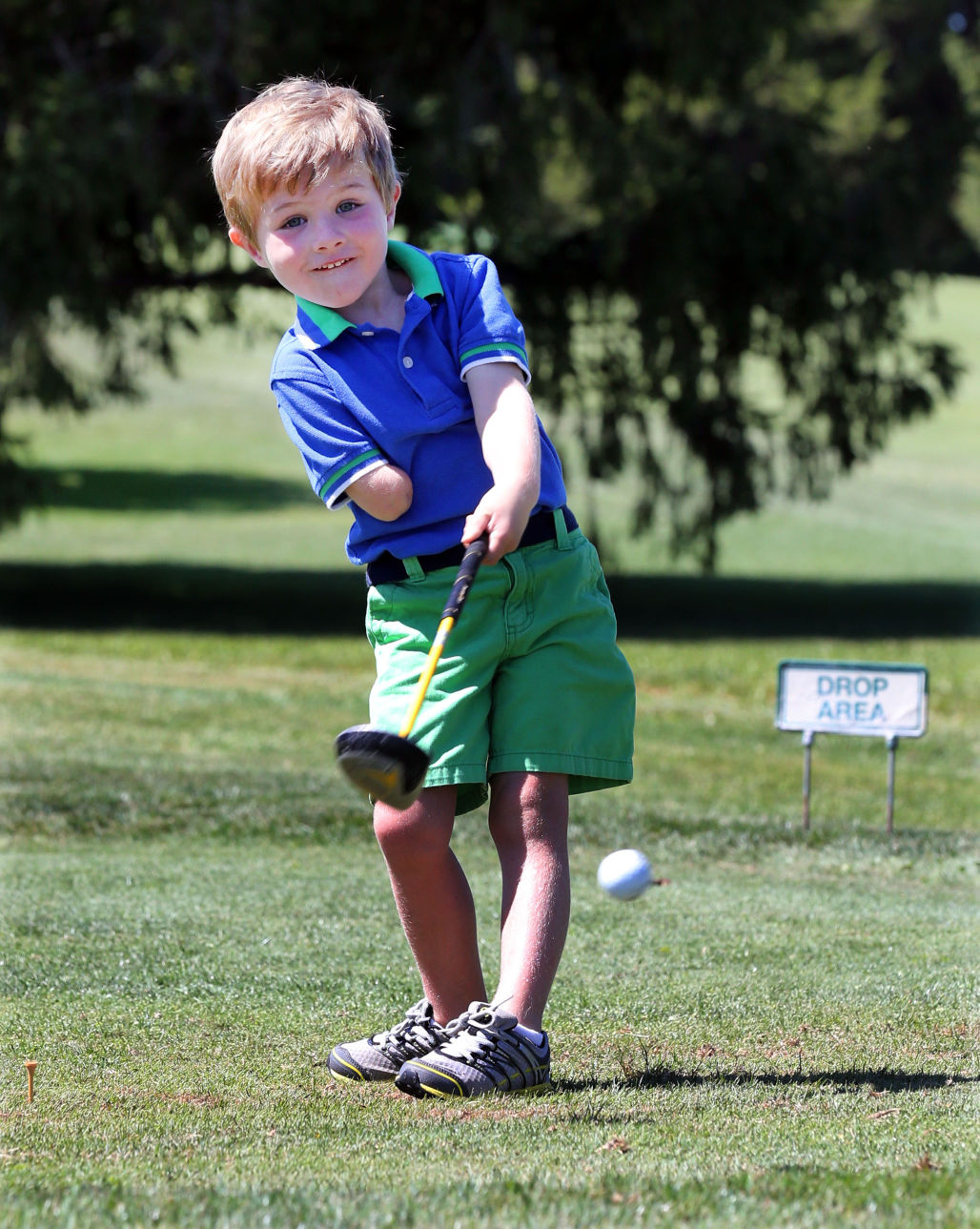 3yearold golfer amazes with onearm swing Sports