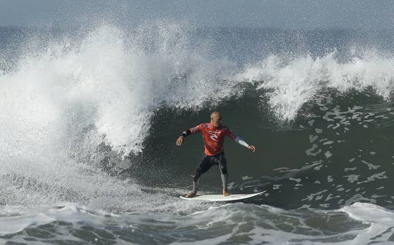 Kelly Slater closes in on 11th world surfing title