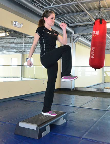 Your Workout: Reverse lunge with high knee