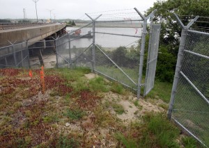  Open gate
