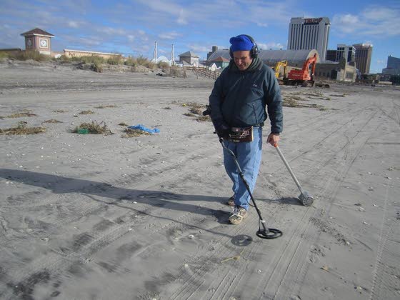 Post-Sandy, Atlantic City beaches draw hobbyists searching for buried treasure