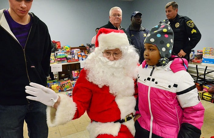chicago cops bring gifts