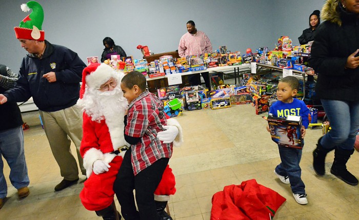 chicago cops bring gifts