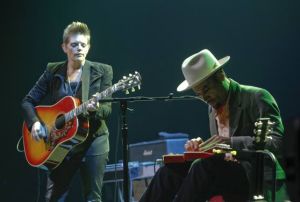Dixie Chicks' Maines moving  in new direction as solo artist
