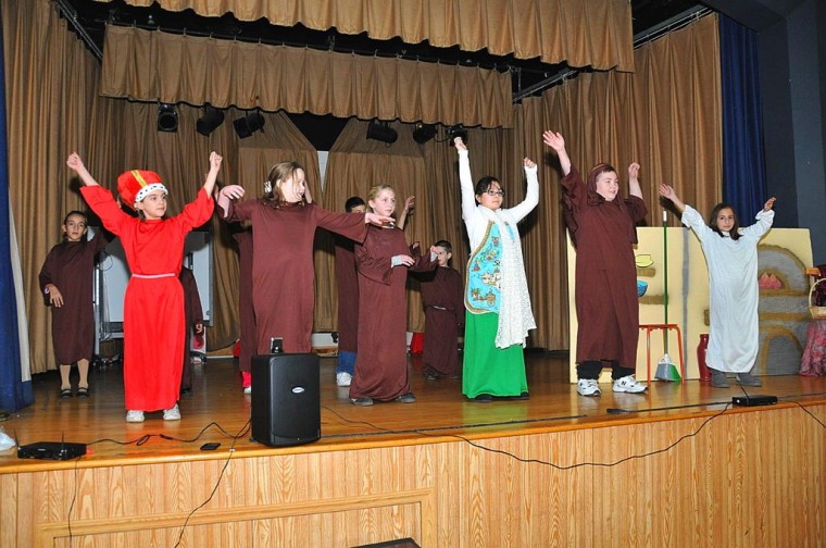 S.T.A.R.S. actors wow crowd with Christmas show
