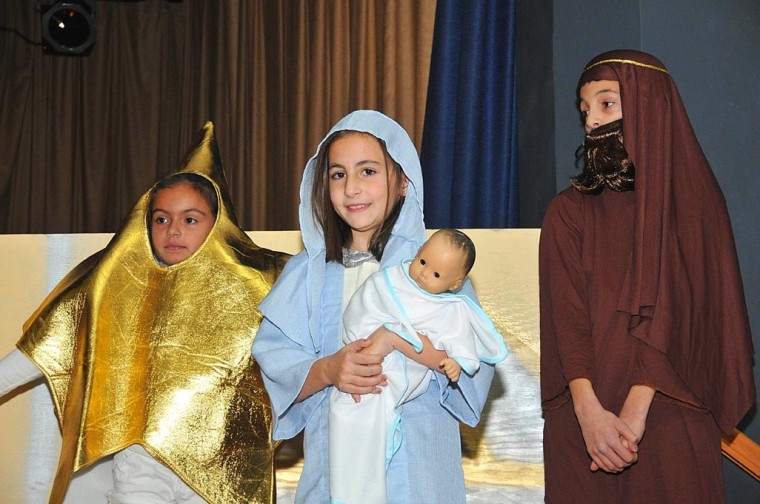 S.T.A.R.S. actors wow crowd with Christmas show